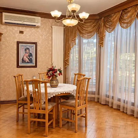 Private With Private Bathroom & Balcony In Elegant Gjelaj Privatunterkunft