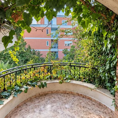 Privatunterkunft Private With Private Bathroom & Balcony In Elegant Gjelaj *